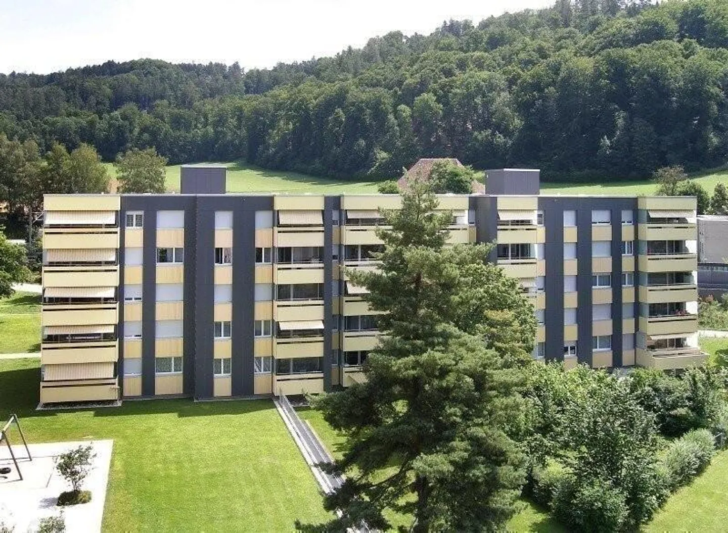 Zona residenziale tranquilla e adatta ai bambini ai margini della foresta - Foto 1 di 12
