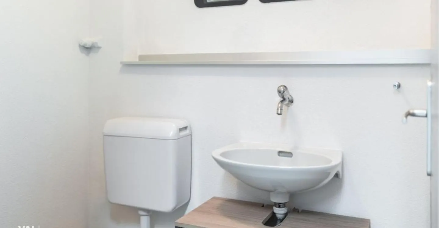 Versatile usable premises centrally located in Brig - Photo 5 of 12