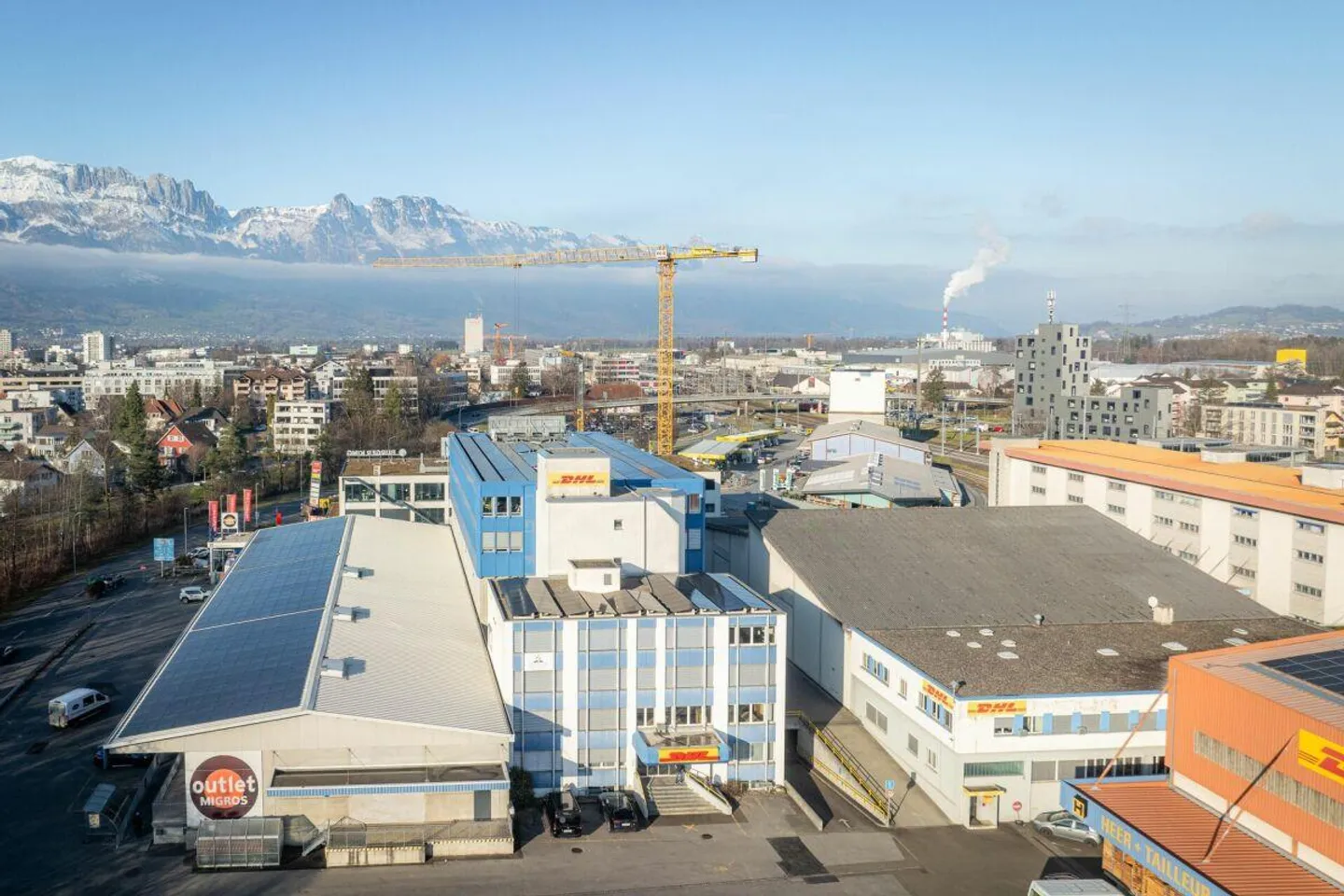 Beaucoup d'espace pour votre entreprise - entrepôt avec ascenseur et rampe - Photo 1 sur 9