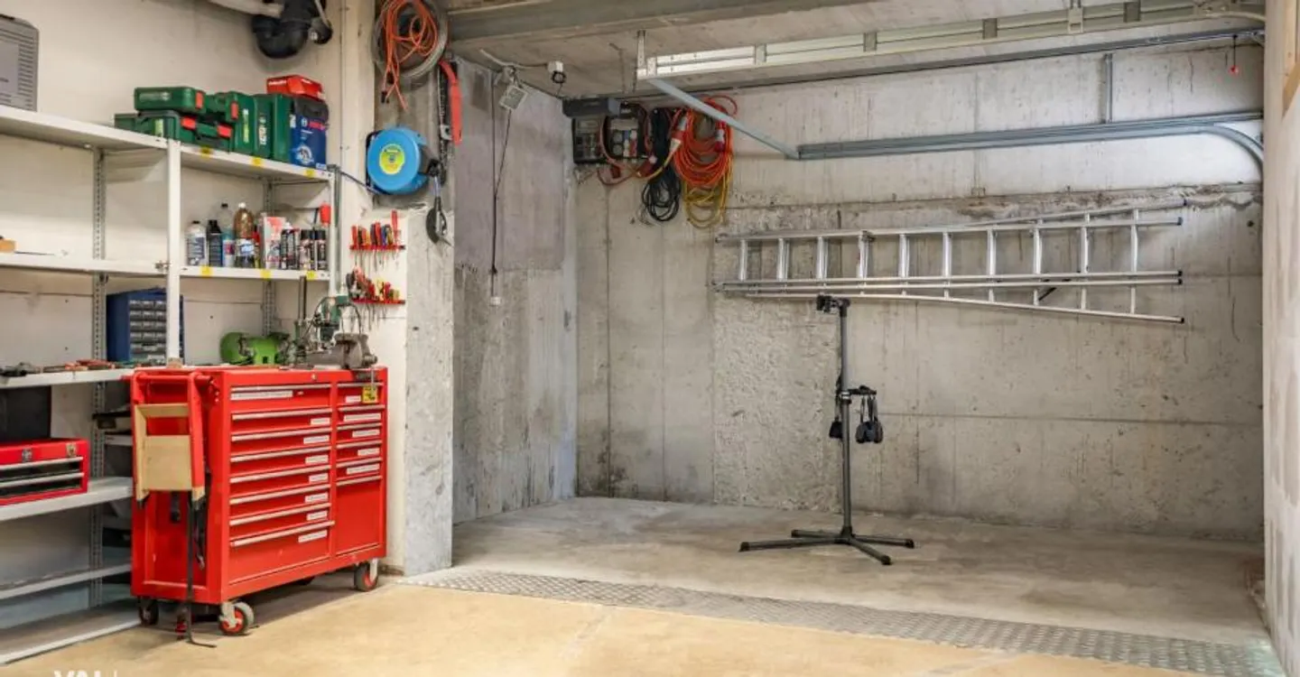 Versatile usable premises centrally located in Brig - Photo 8 of 12