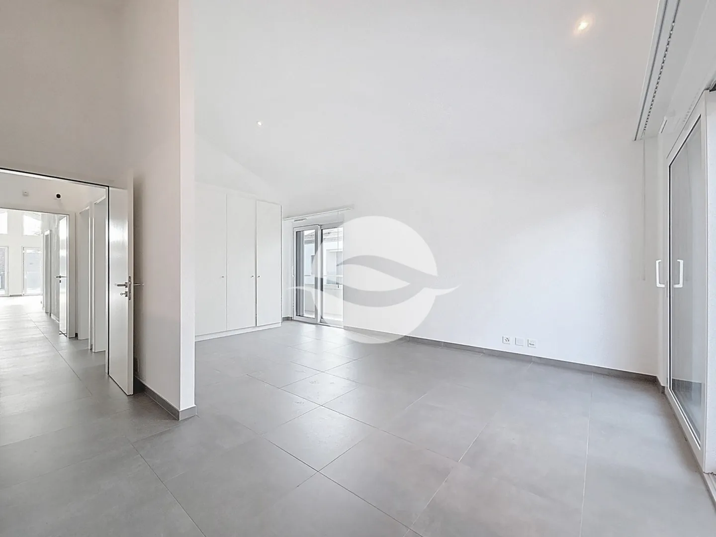 Representative Apartment with Lake View - Photo 8 of 11