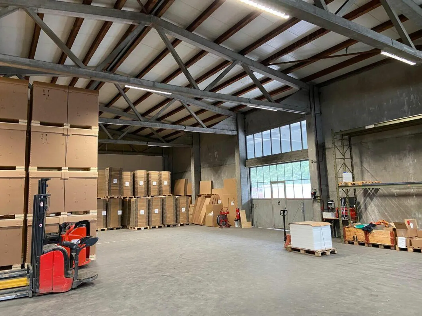 Beaucoup d'espace pour votre entreprise - entrepôt avec ascenseur et rampe - Photo 2 sur 9