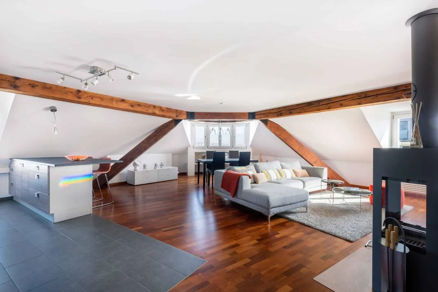 Charmant appartement 4 pièces - Photo 1 sur 2