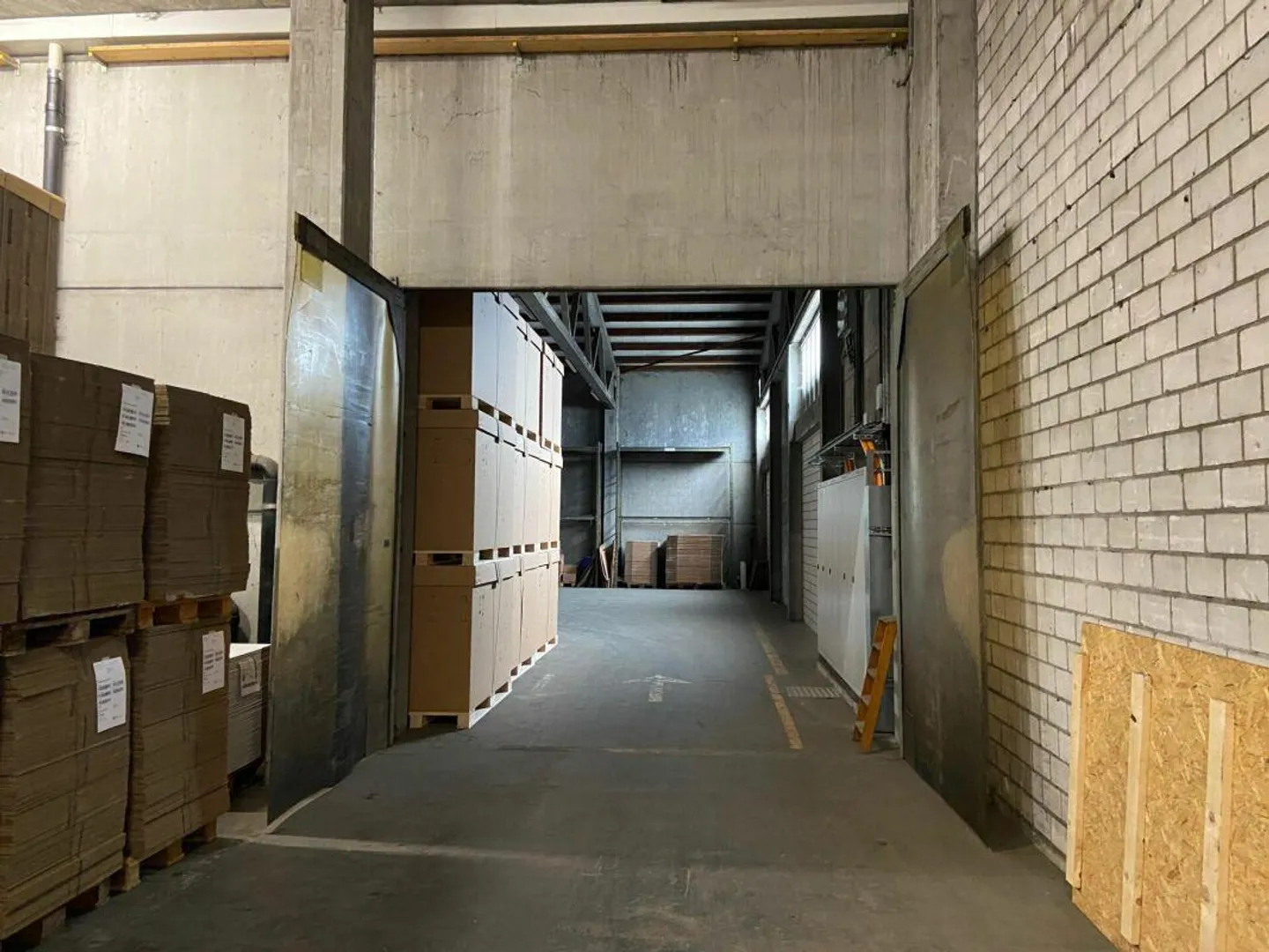 Beaucoup d'espace pour votre entreprise - entrepôt avec ascenseur et rampe - Photo 4 sur 9