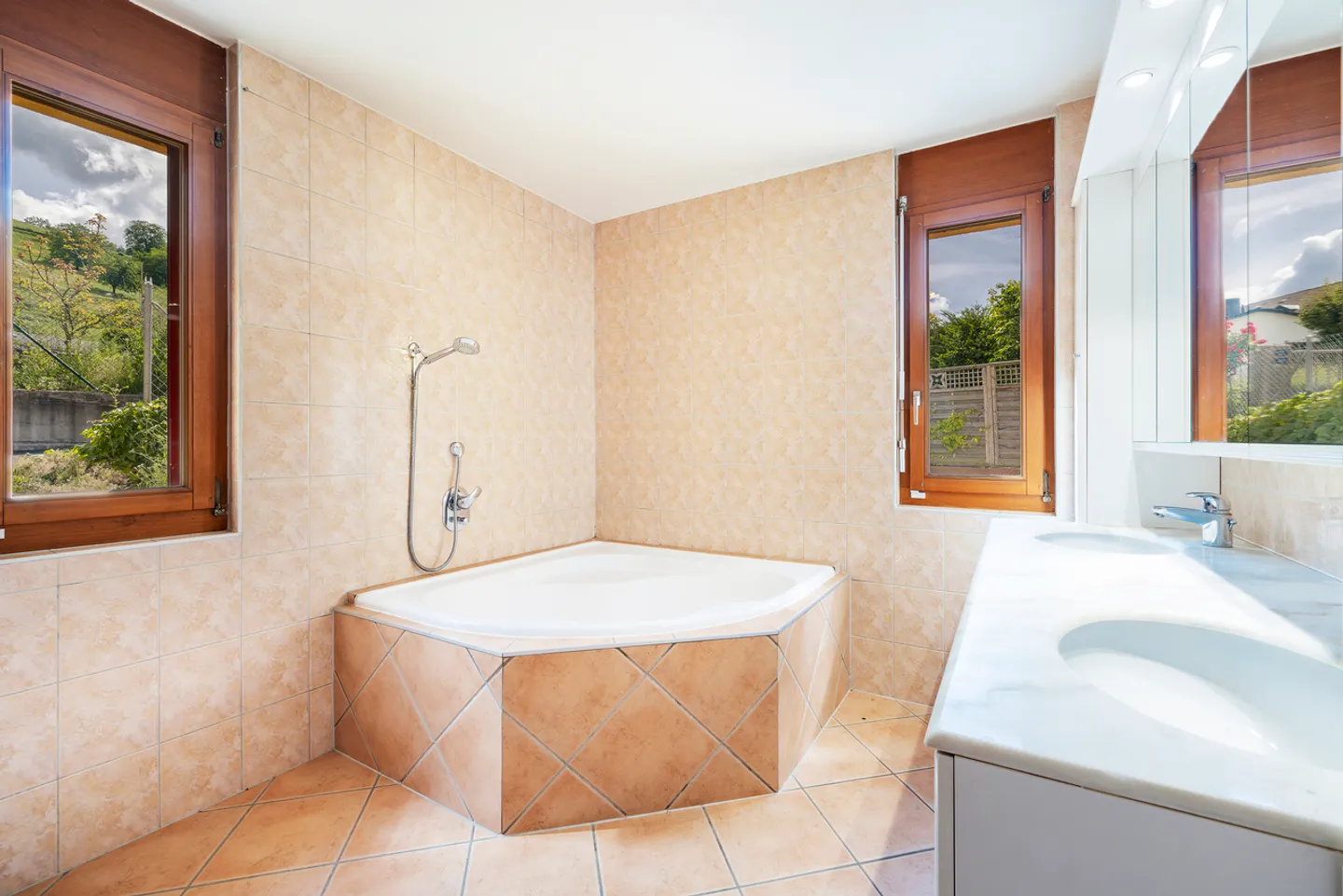 Außergewöhnliche 9,5-Zimmer-Villa – Blick auf den See und die Berge an der Riviera - Foto 18 von 29