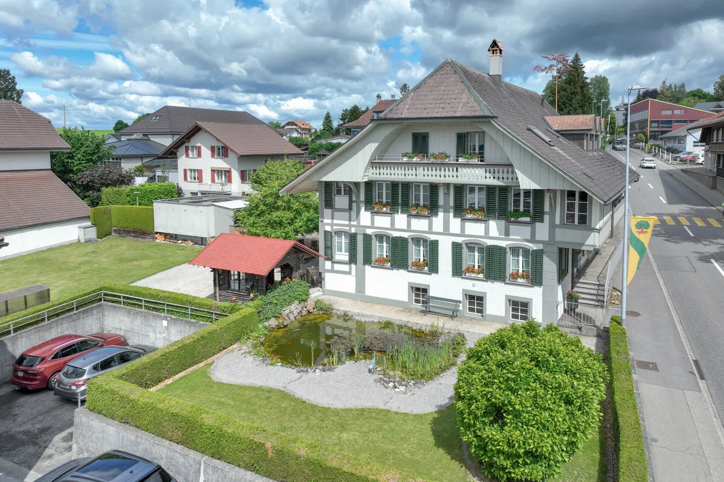 Ferme historique bernoise avec quatre appartements et un espace commercial - Photo 1 sur 16