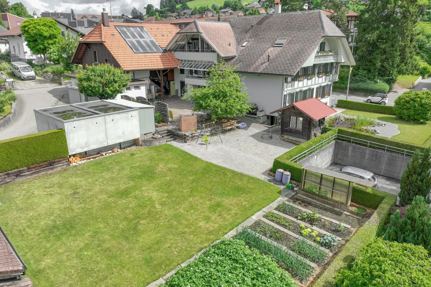 Ferme historique bernoise avec quatre appartements et un espace commercial - Photo 2 sur 16