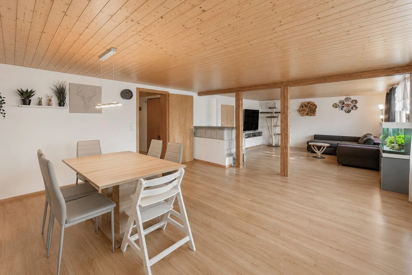 Ferme historique bernoise avec quatre appartements et un espace commercial - Photo 8 sur 16