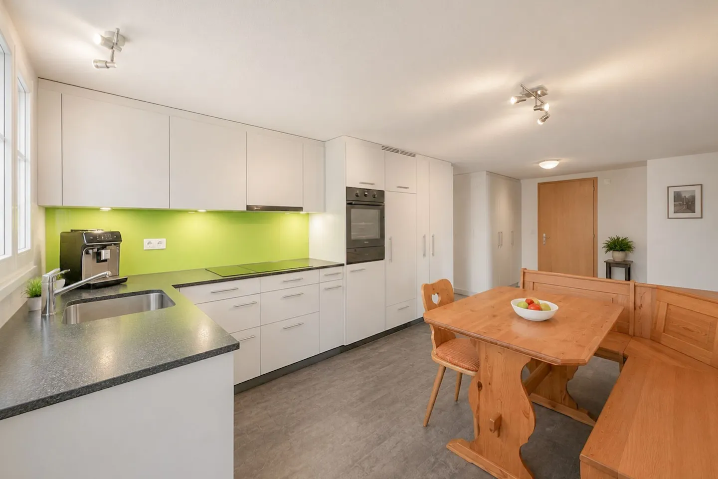 Ferme historique bernoise avec quatre appartements et un espace commercial - Photo 10 sur 16