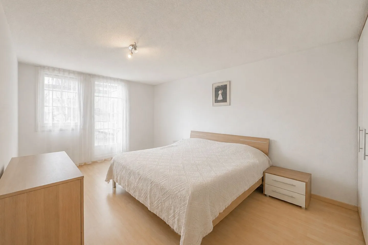 Ferme historique bernoise avec quatre appartements et un espace commercial - Photo 11 sur 16