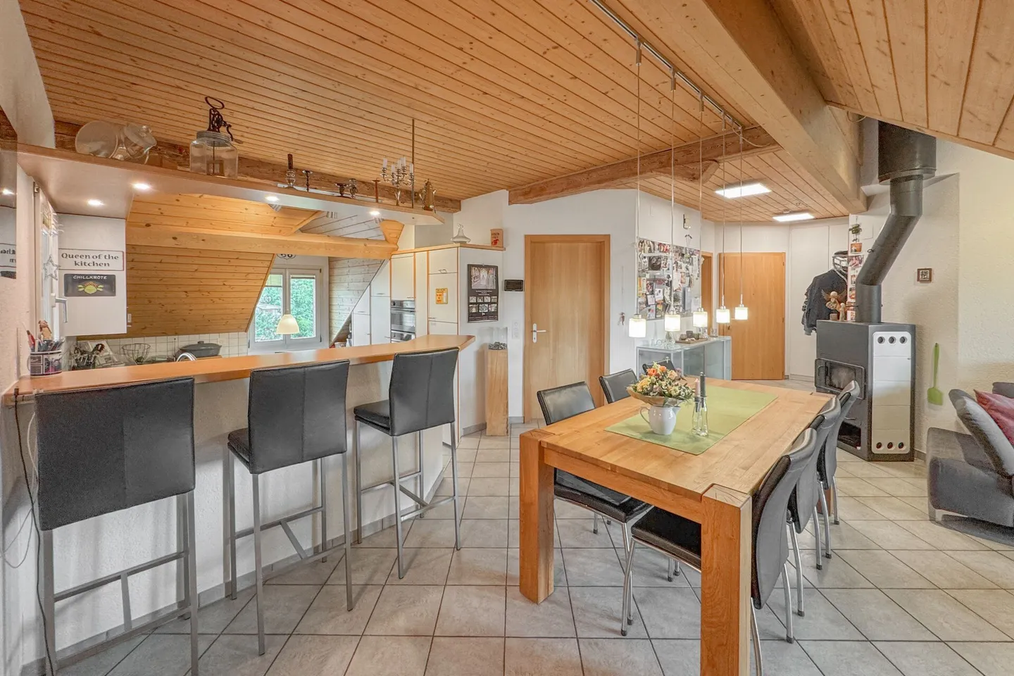 Ferme historique bernoise avec quatre appartements et un espace commercial - Photo 4 sur 16