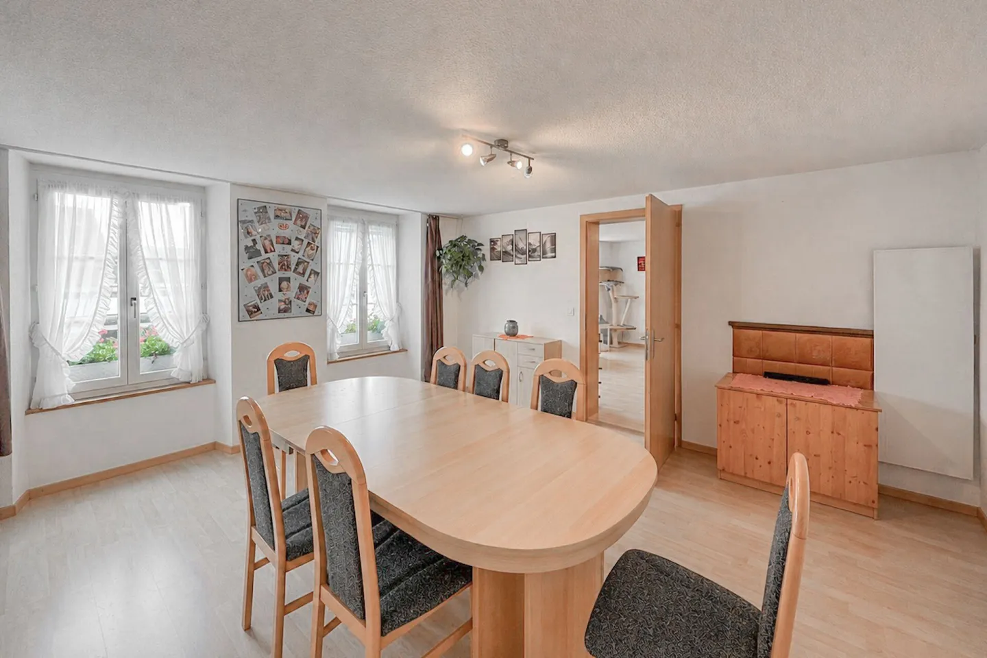 Ferme historique bernoise avec quatre appartements et un espace commercial - Photo 12 sur 16