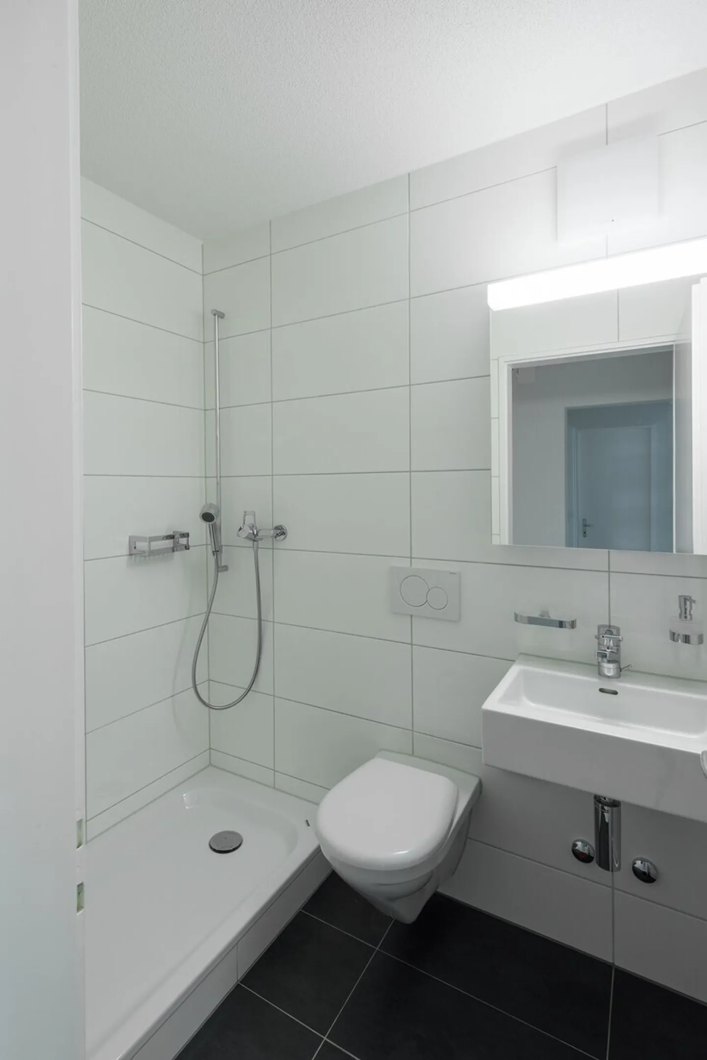 Sunny Apartment with Balcony - Photo 6 of 9