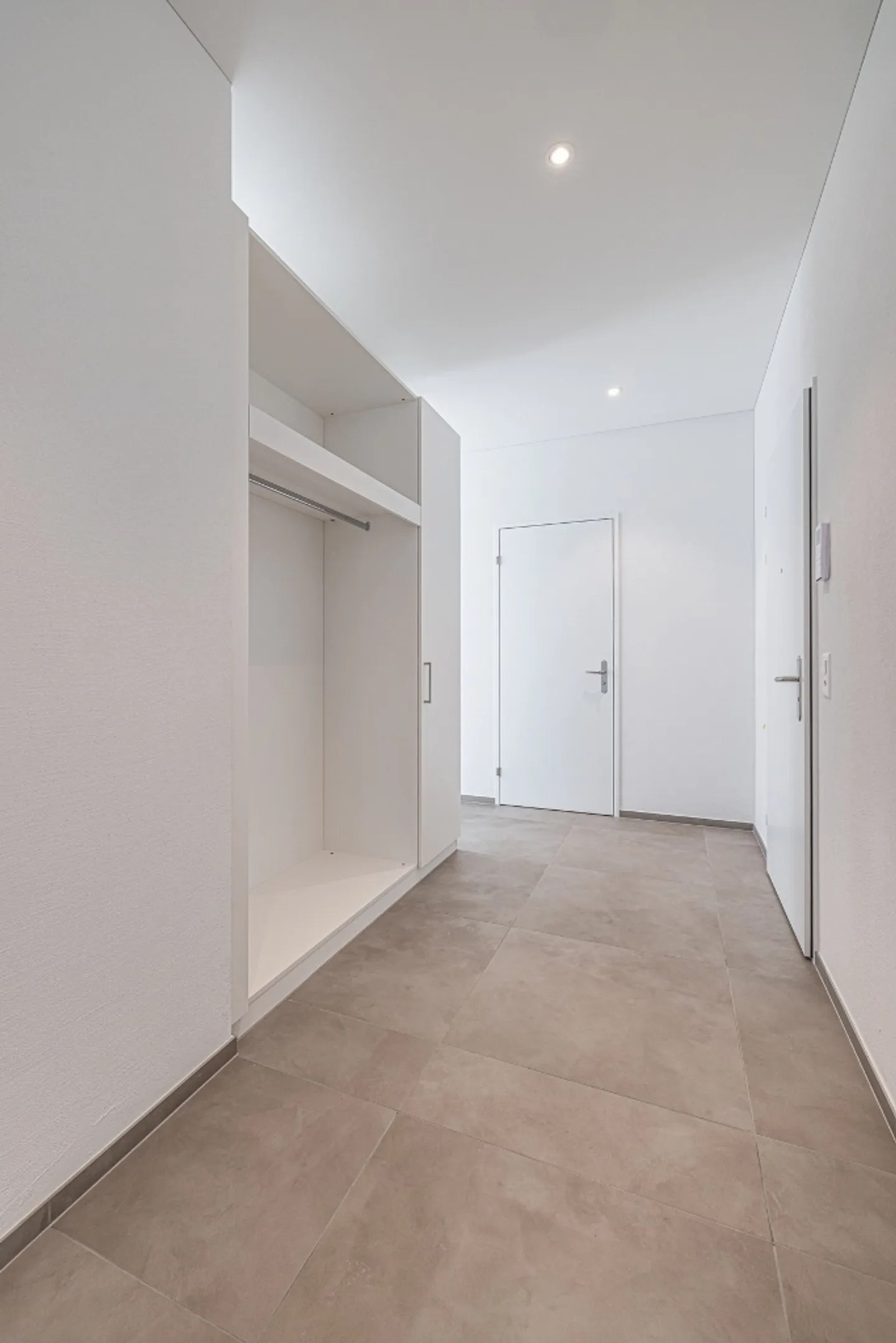 Modern Apartment with Lake View - Photo 3 of 11