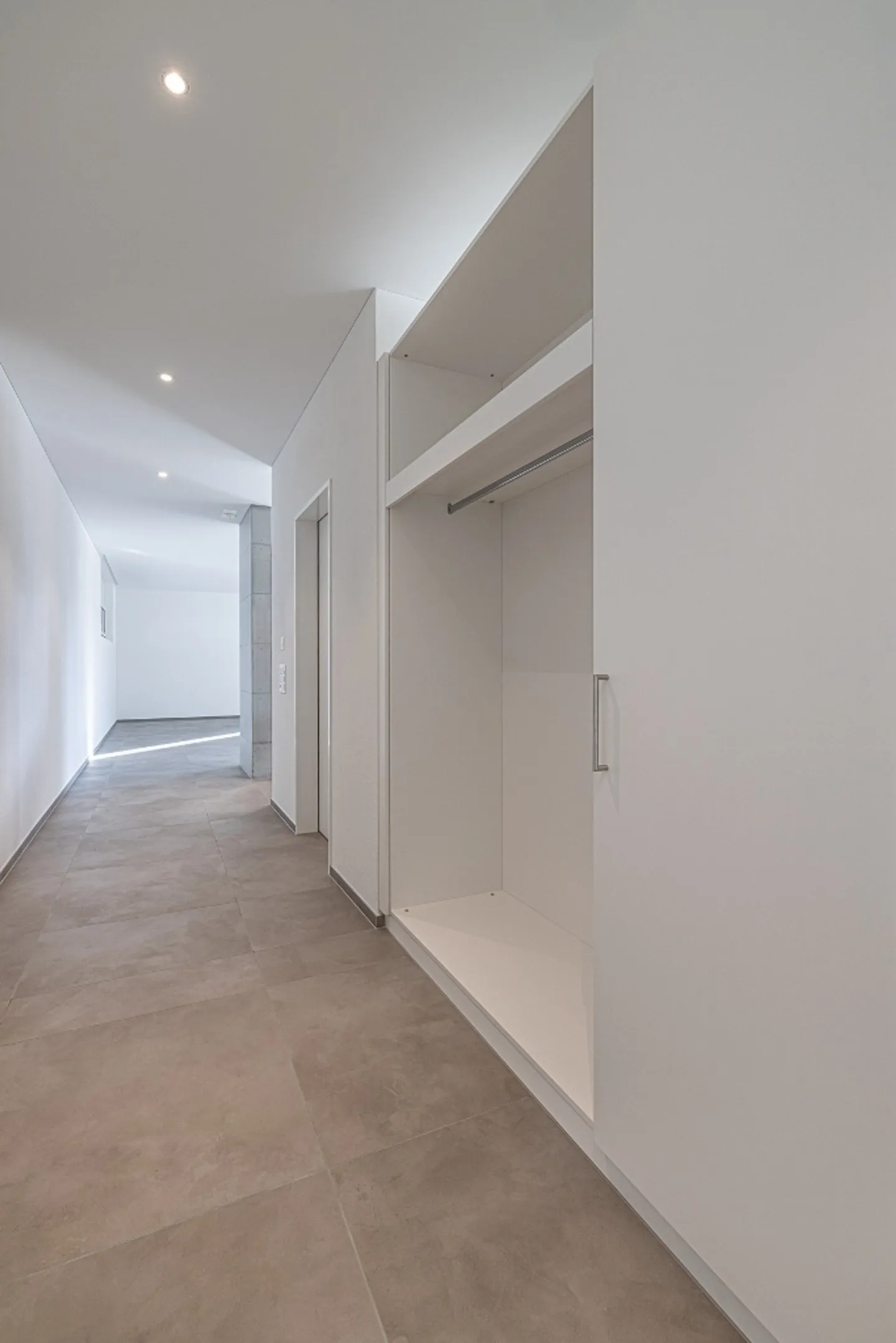 Modern Apartment with Lake View - Photo 4 of 11