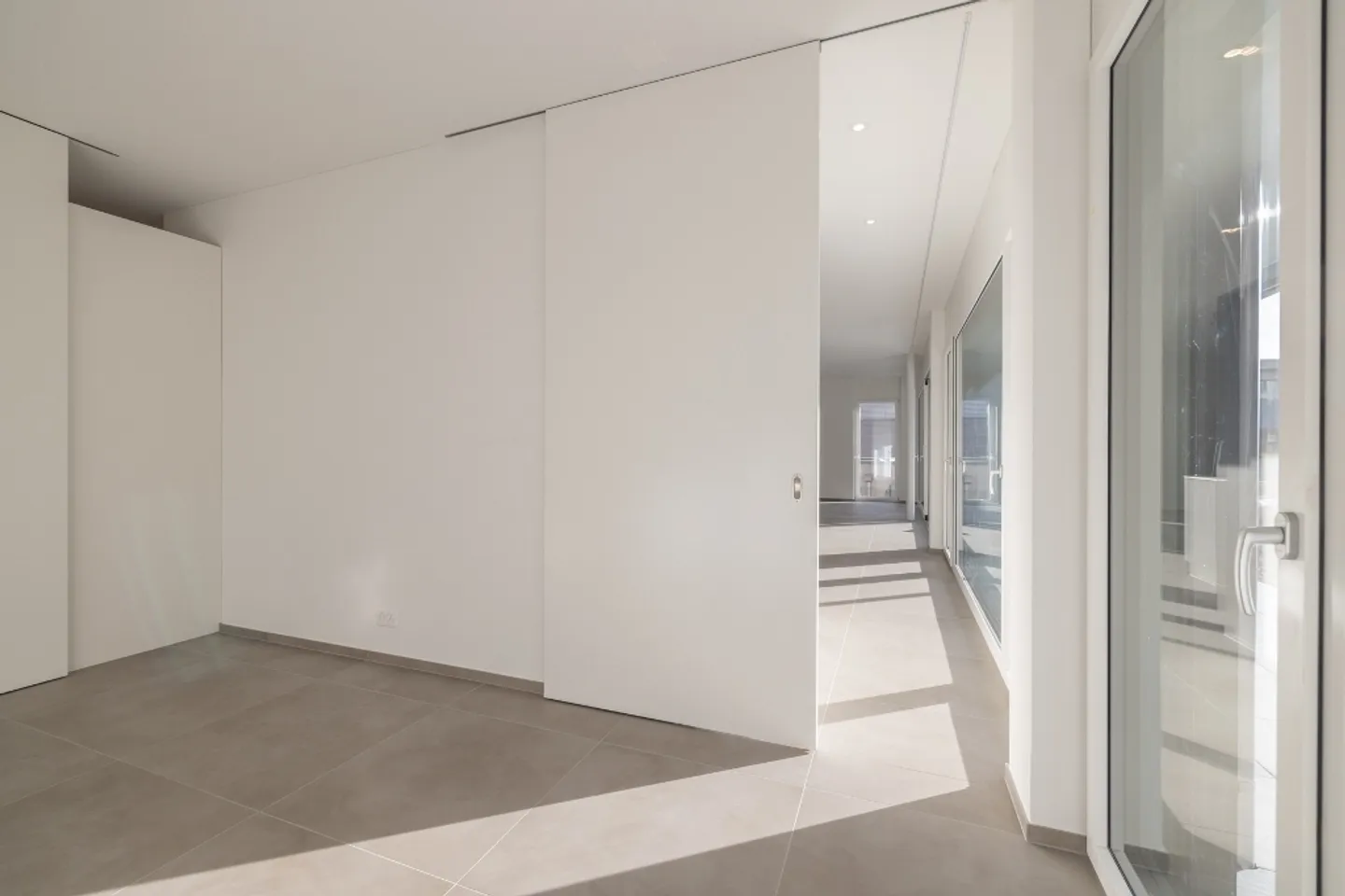 Modern Apartment with Lake View - Photo 7 of 11