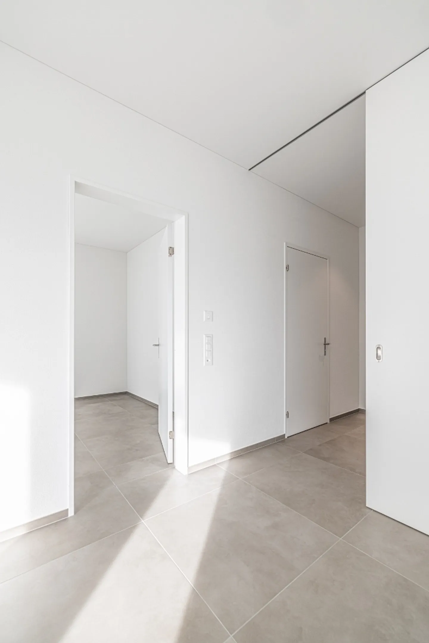 Modern Apartment with Lake View - Photo 10 of 11