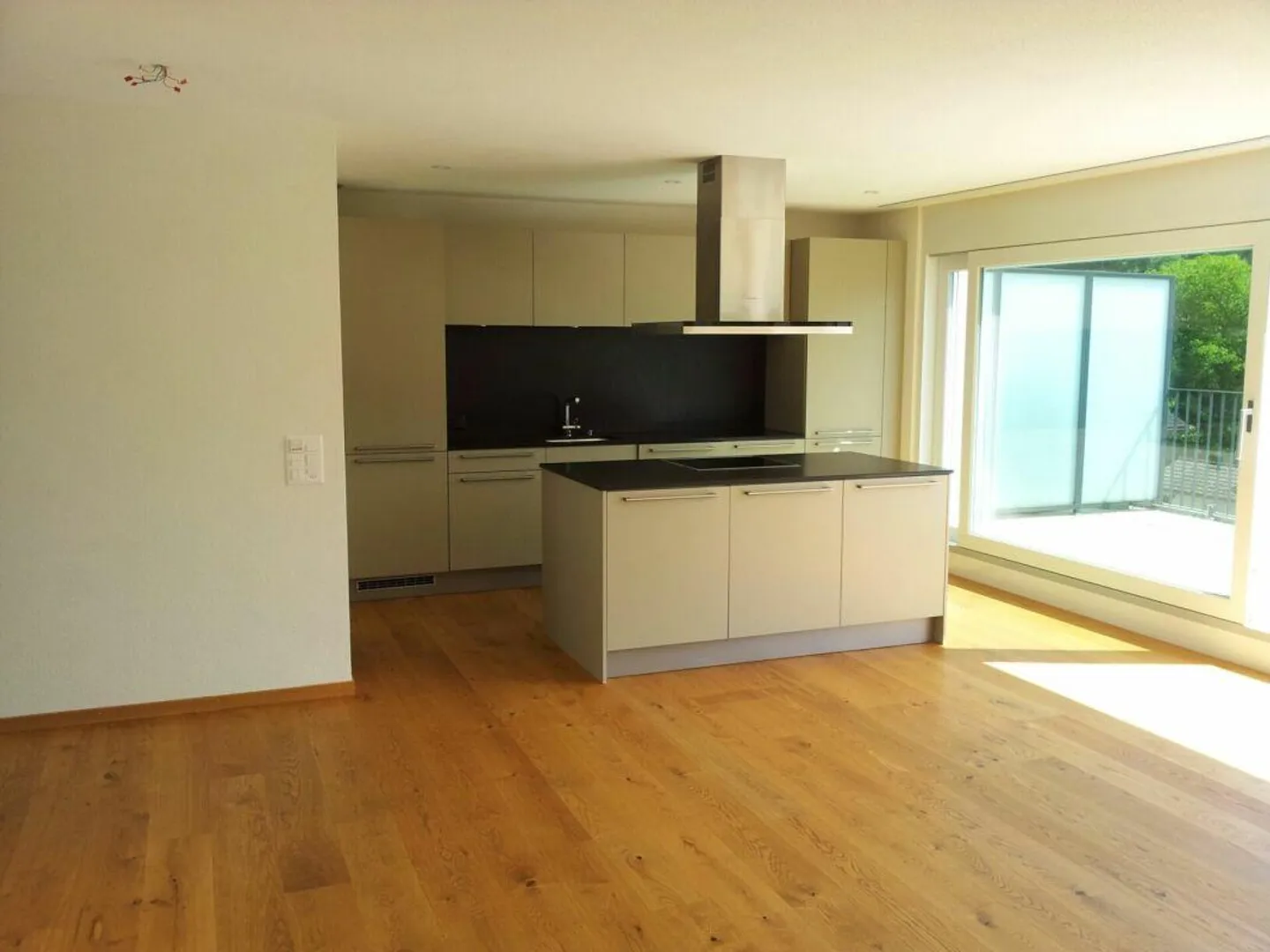 Moderne 4.5-Zimmer-Attika-Wohnung in Birmensdorf zu vermieten! - Foto 2 von 5