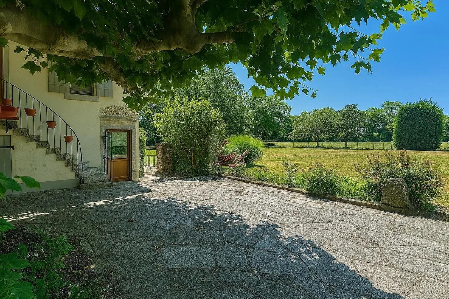 LEFT BANK: SEMI-DETACHED VILLA IN AN EXCEPTIONAL SETTING - Photo 3 of 4