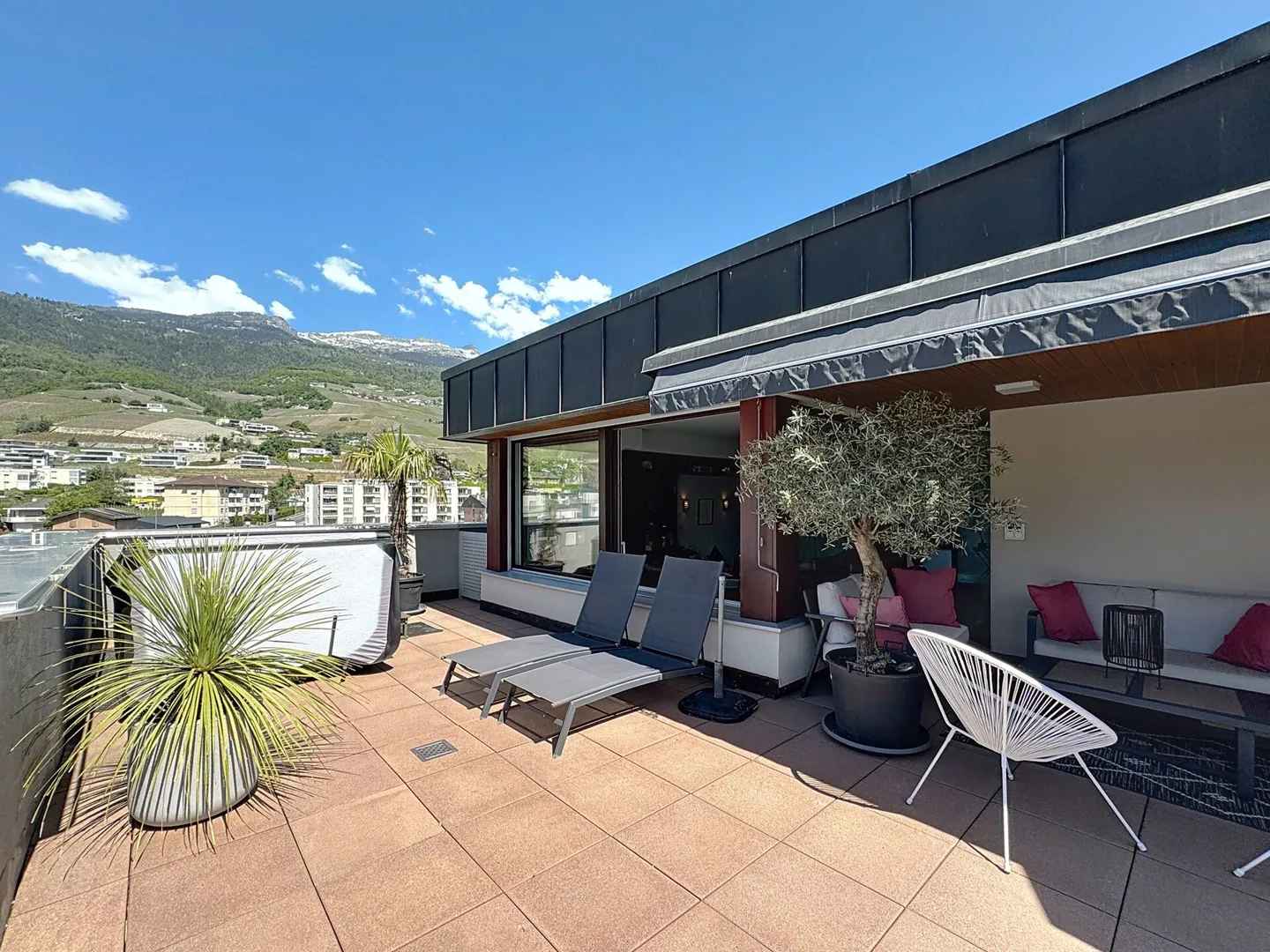 Duplex en attique avec terrasse panoramique - Photo 8 of 9