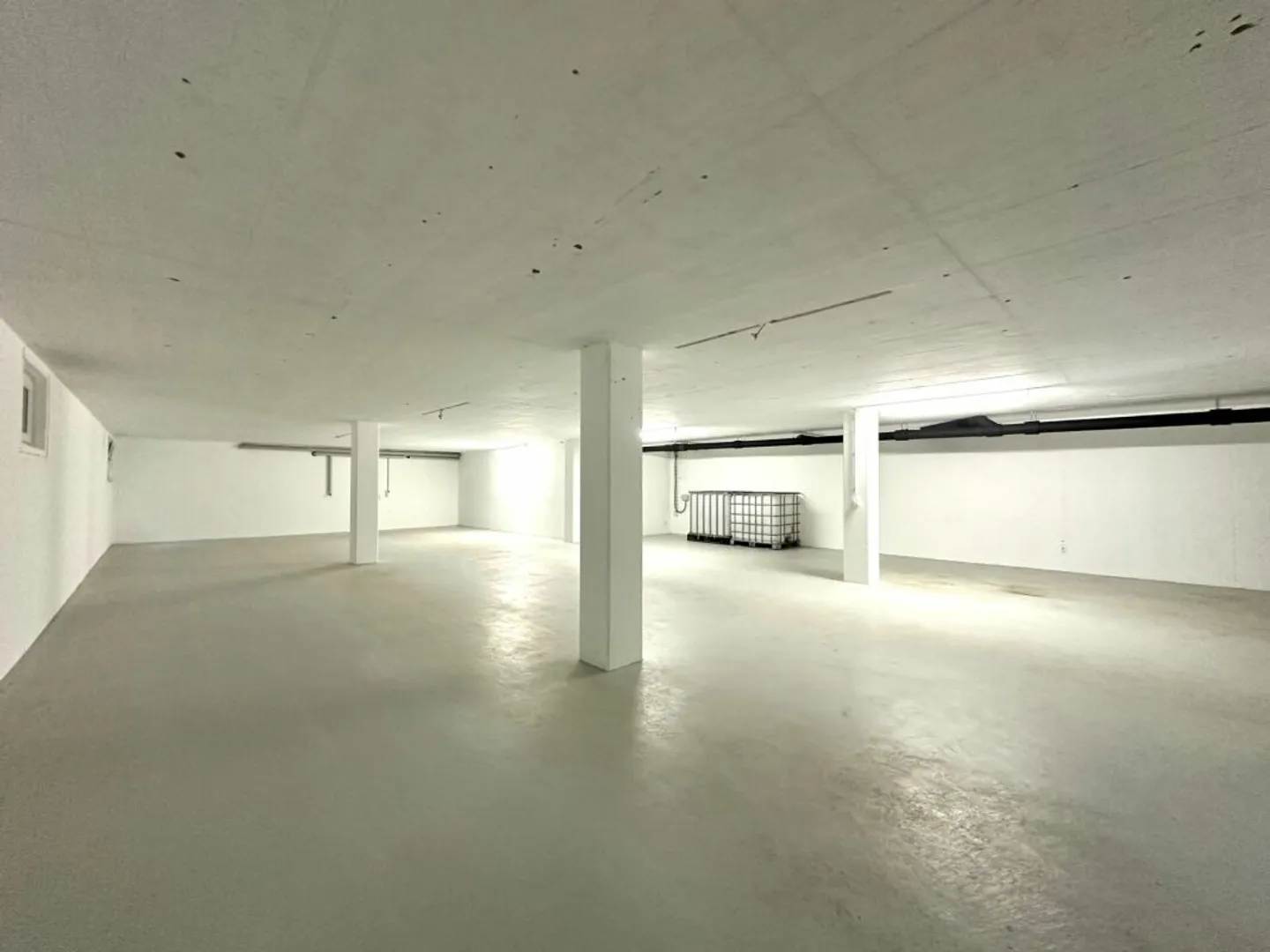 Espace de stockage avec parking à louer ! - Photo 1 sur 4