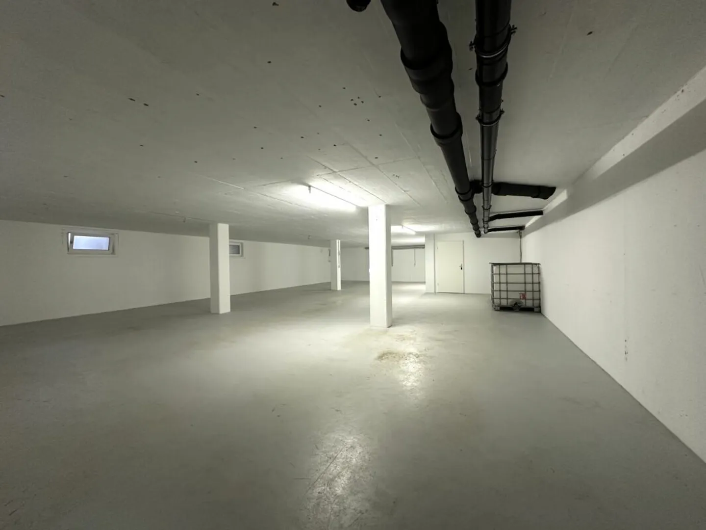 Espace de stockage avec parking à louer ! - Photo 2 sur 4