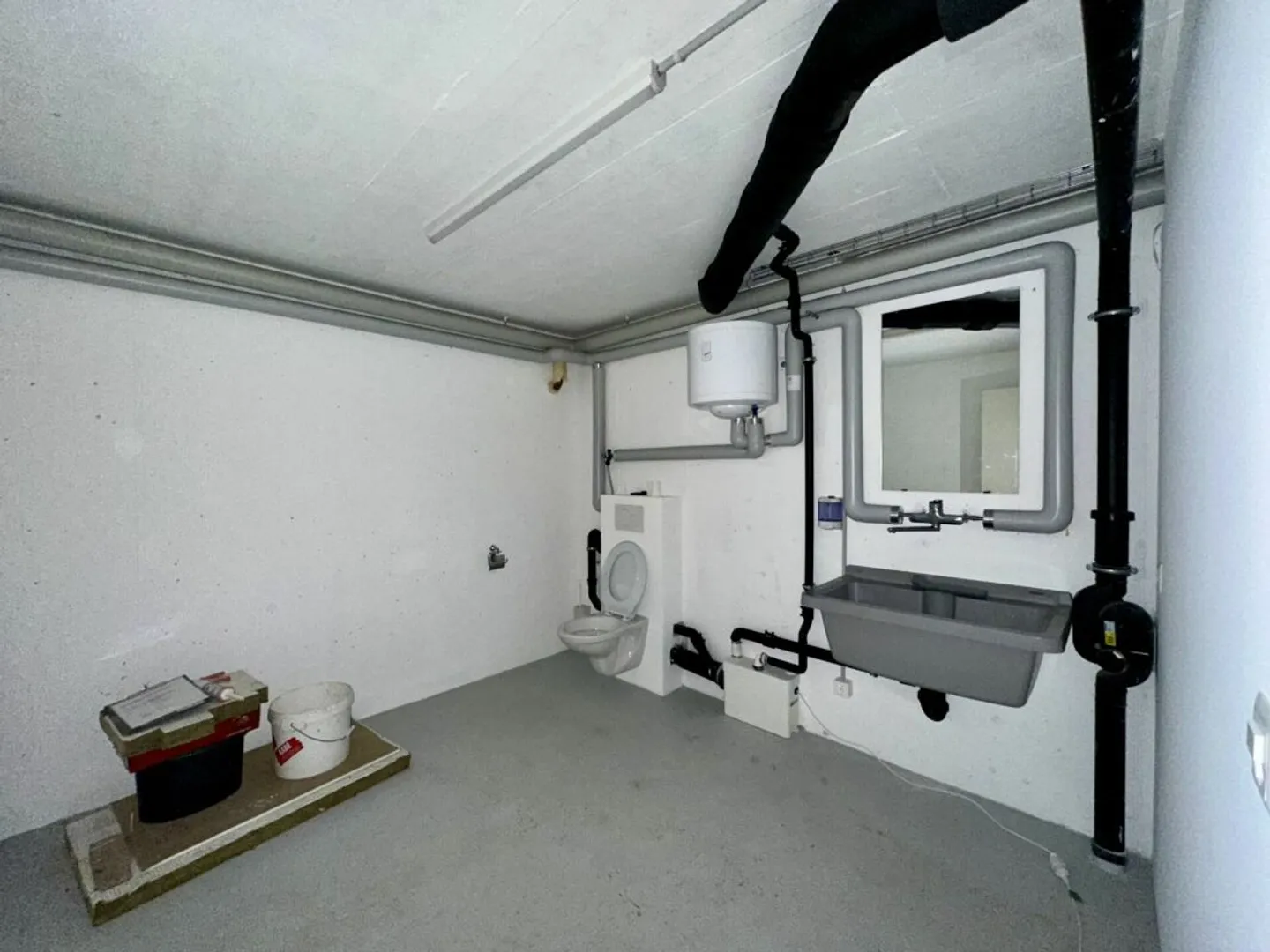 Espace de stockage avec parking à louer ! - Photo 3 sur 4