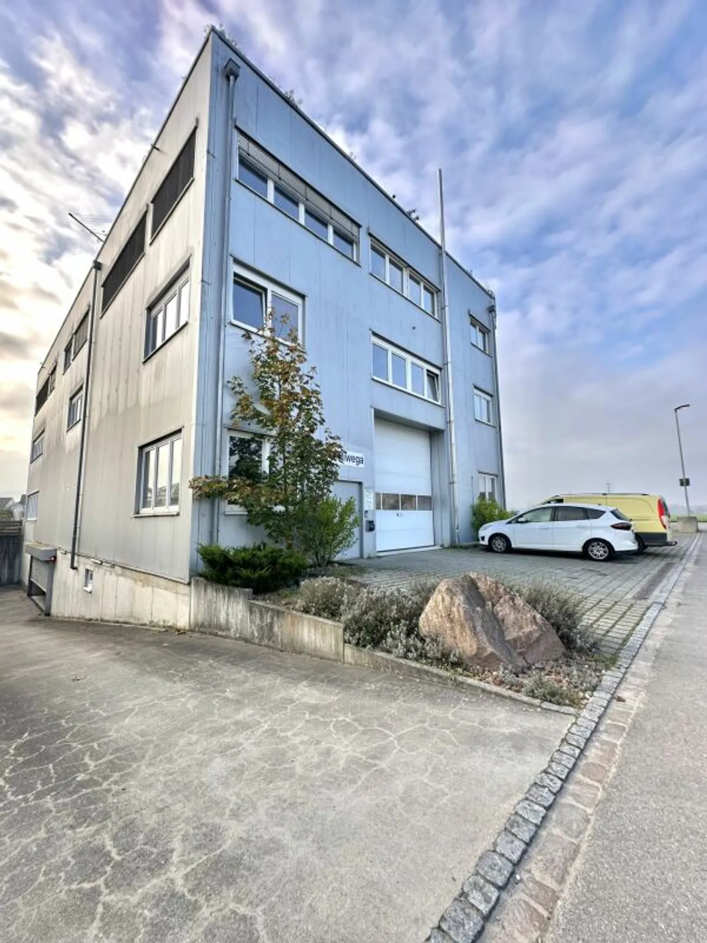 Espace de stockage avec parking à louer ! - Photo 4 sur 4