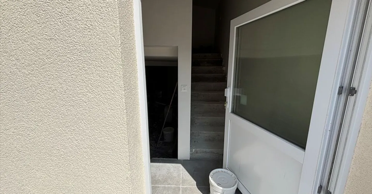 Mixed-use building for rent - Photo 4 of 5