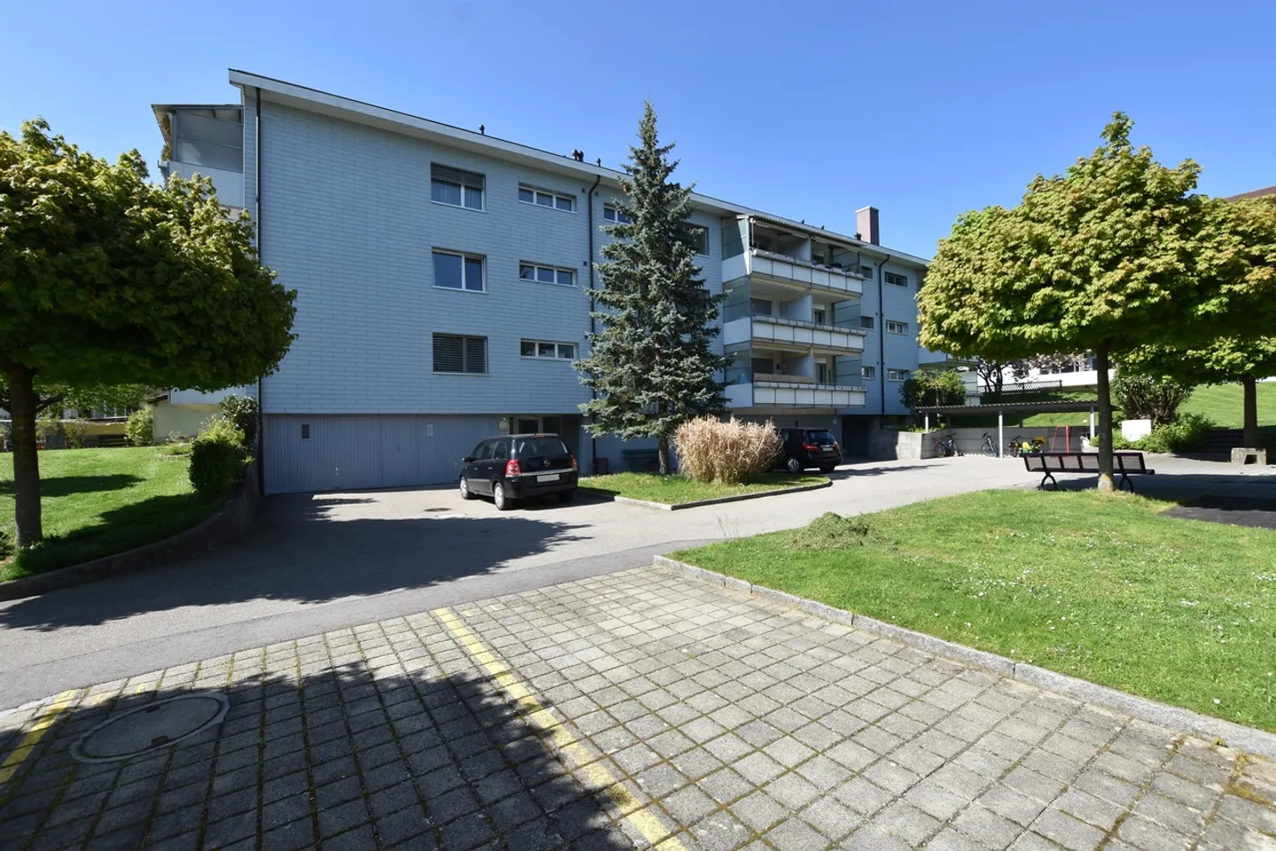 Modern apartment in a quiet neighborhood - Photo 2 of 10