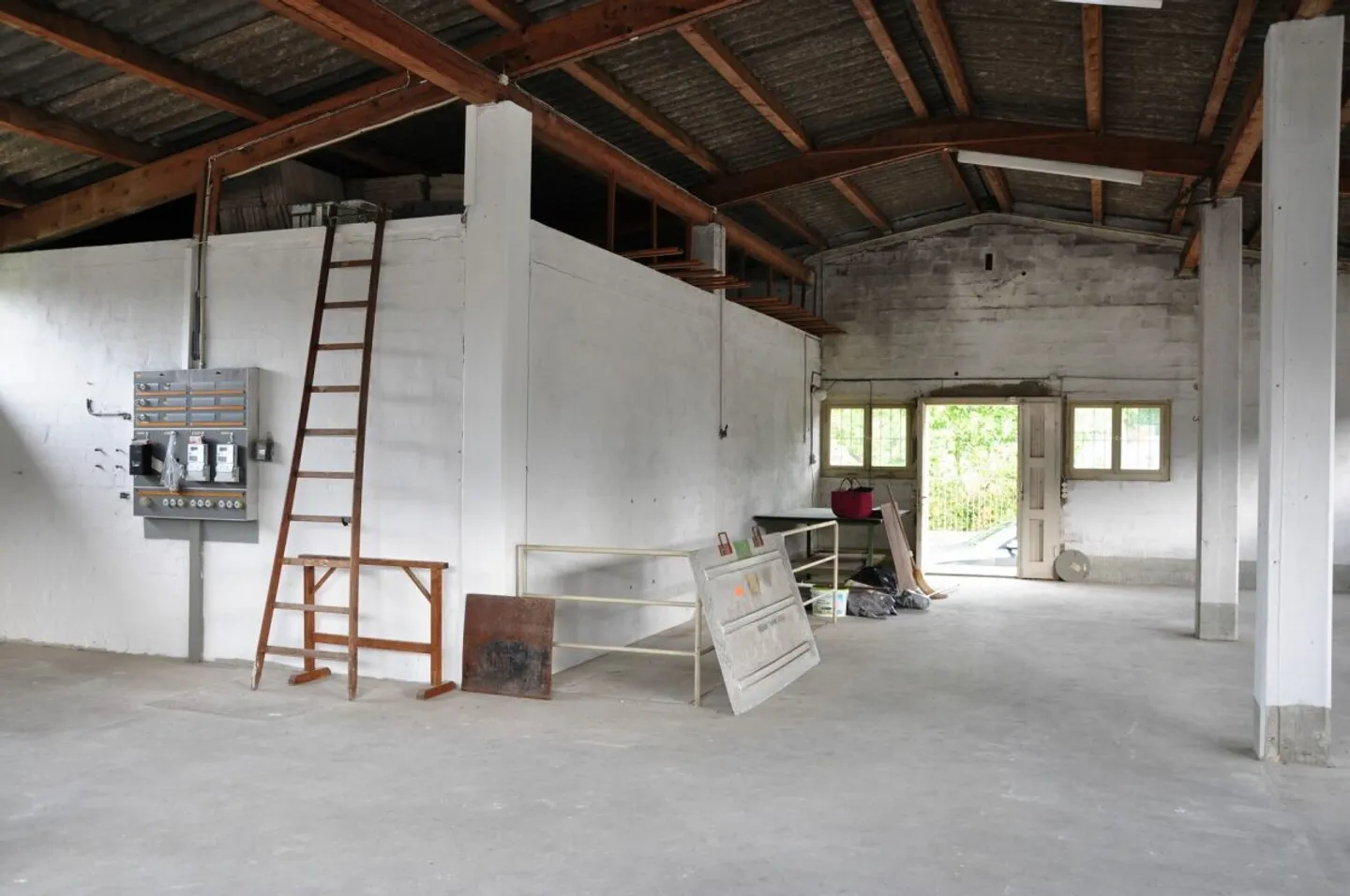 Spacious storage or hobby room 210m2 with loading ramp and 4 parking spaces - Photo 4 of 7