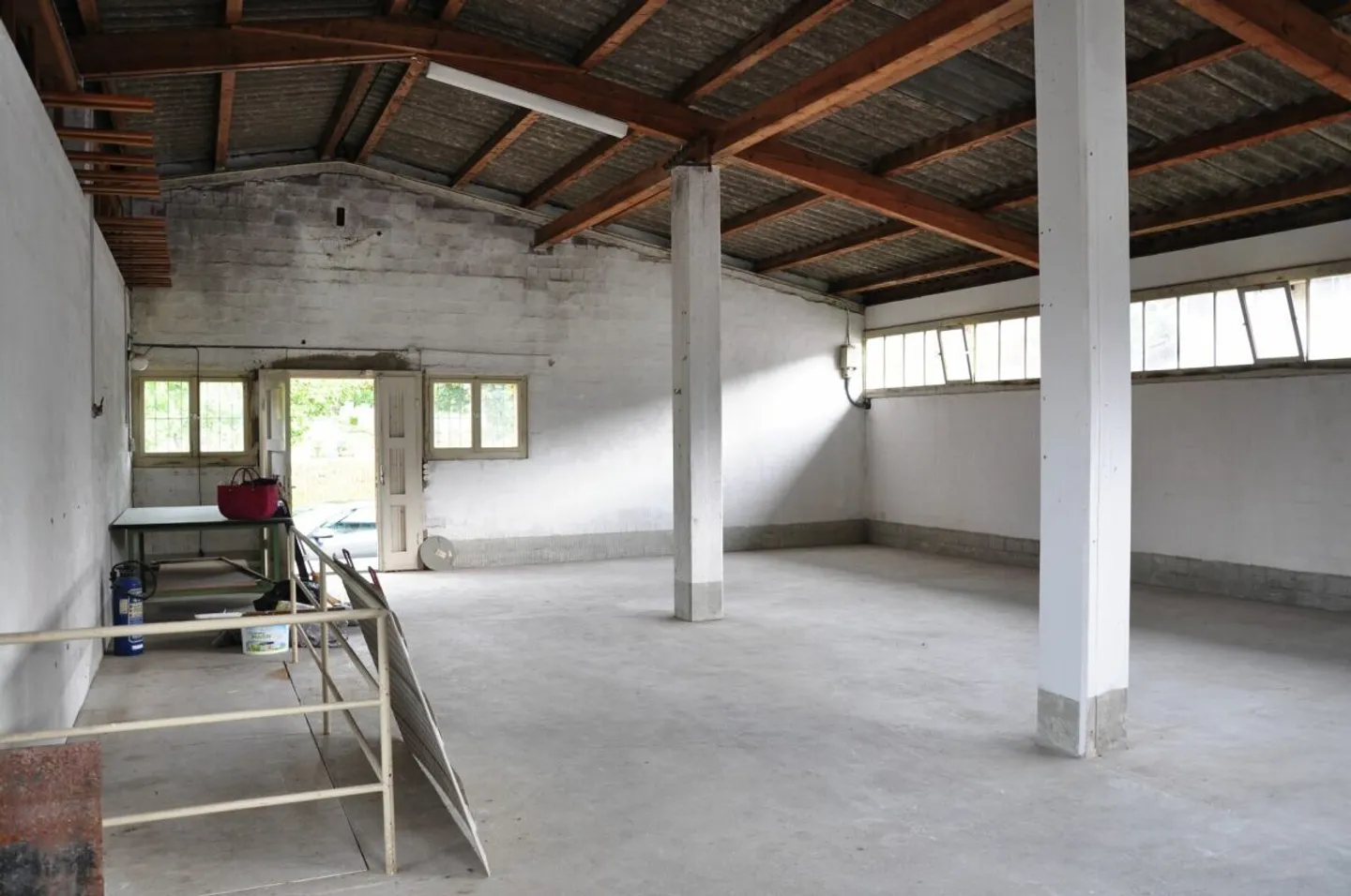 Spacious storage or hobby room 210m2 with loading ramp and 4 parking spaces - Photo 3 of 7
