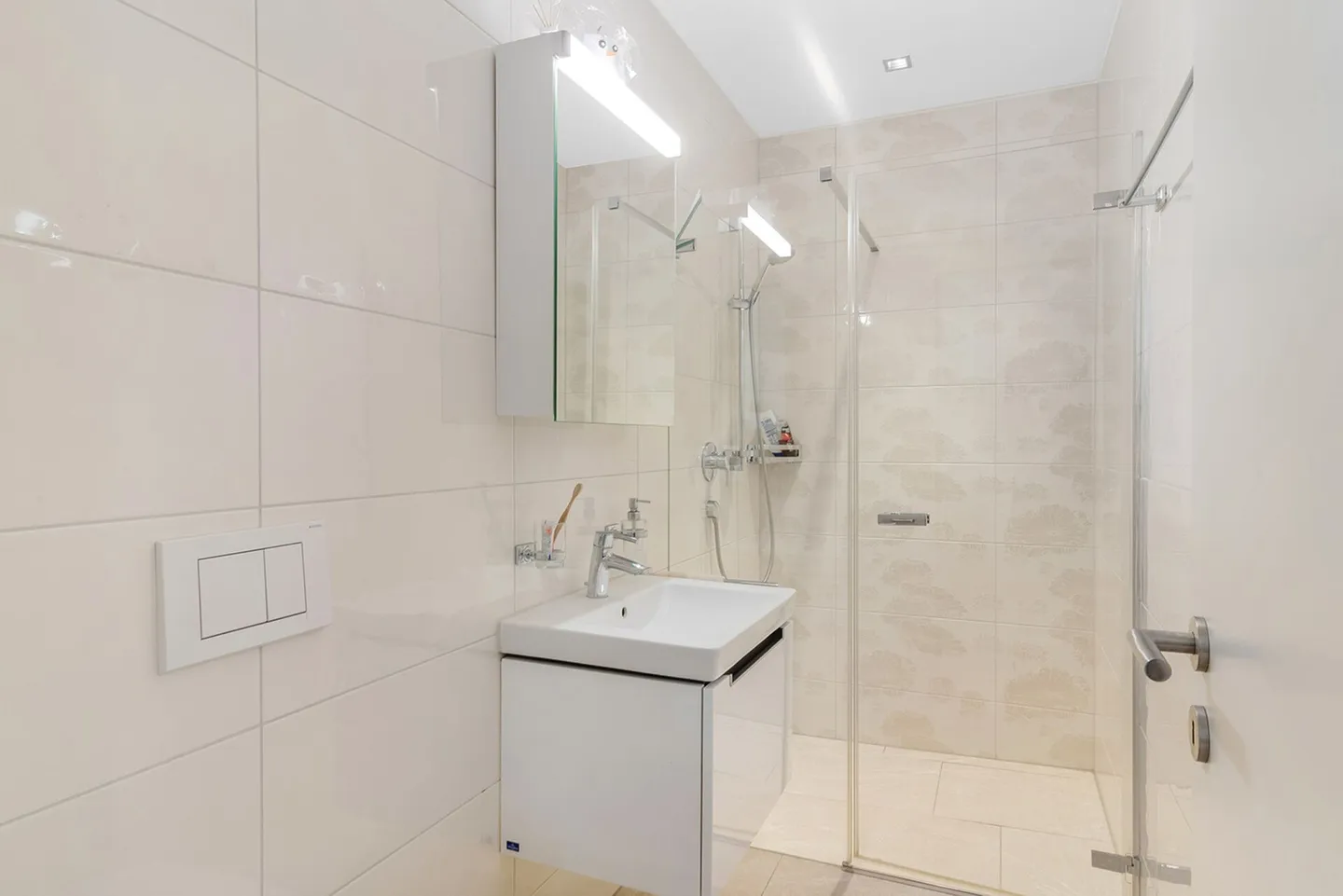 Luxurious Garden Apartment with all Extras! - Photo 10 of 20