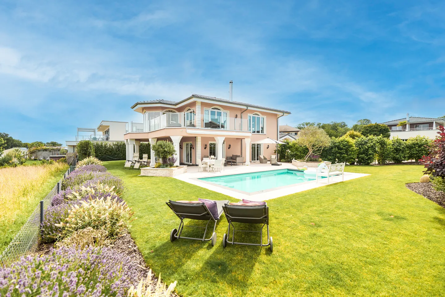 SENSATIONS DE VACANCES : VILLA AVEC VUE SUR LE LAC DE NEUCHÂTEL - Photo 1 sur 13