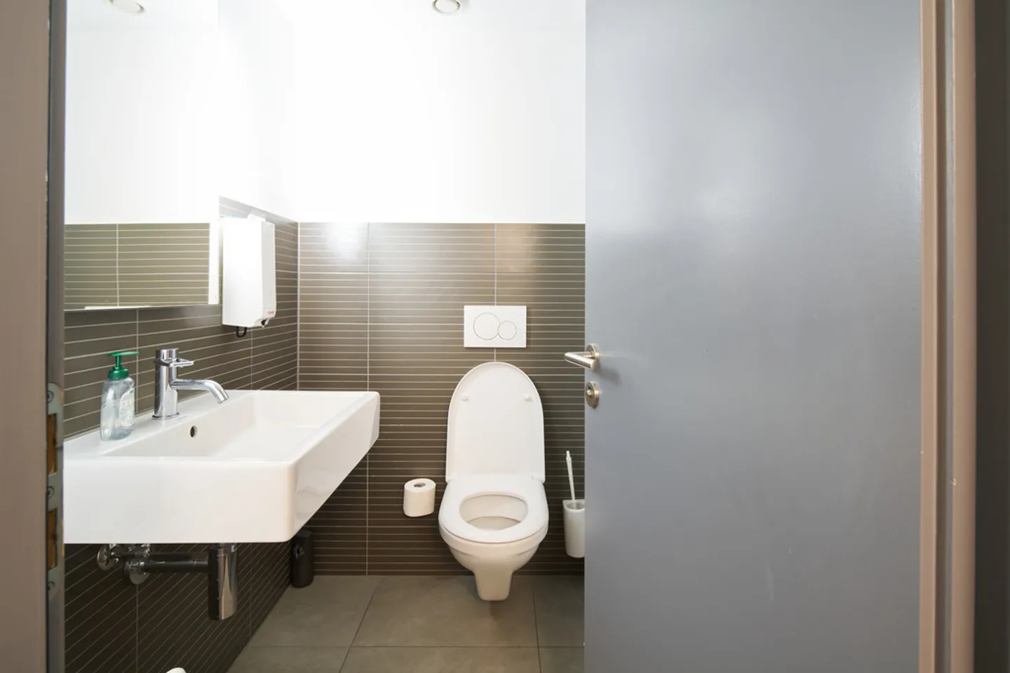 Attractive commercial spaces in the trendy district Kreis 5 - Photo 5 of 6