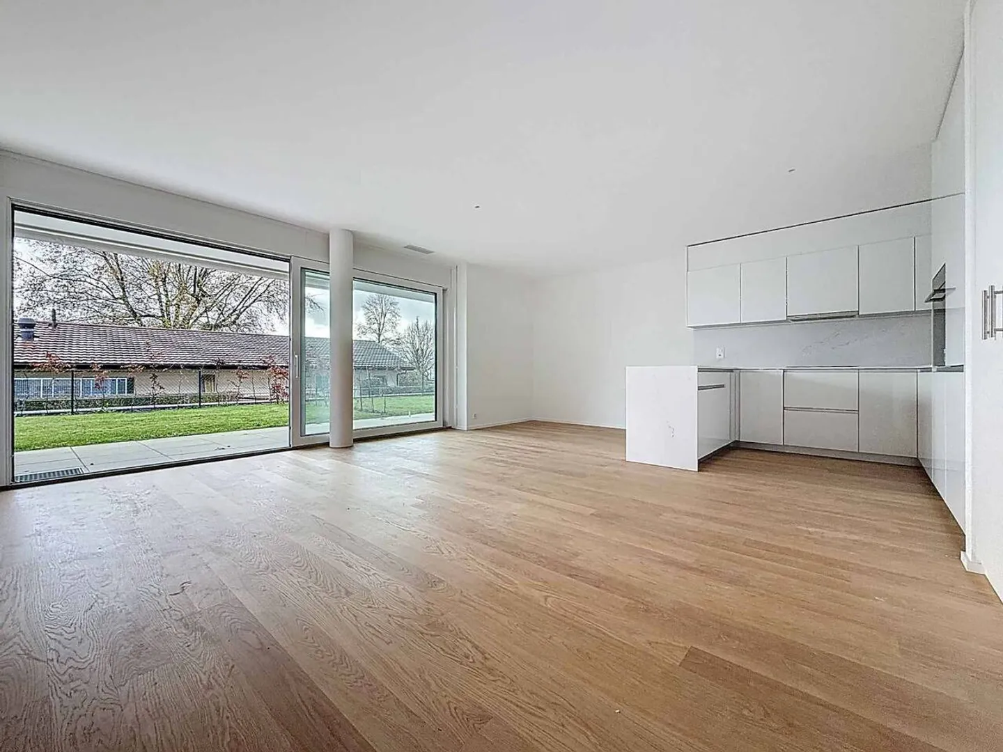 Magnifique appartement de 3,5 pièces avec terrasses couvertes, jardins et vue sur le lac - Photo 2 sur 13