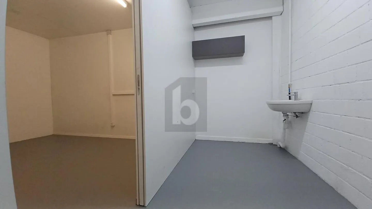 ESPACE DE STOCKAGE AVEC DE NOMBREUSES POSSIBILITÉS D'UTILISATION - Photo 5 sur 6