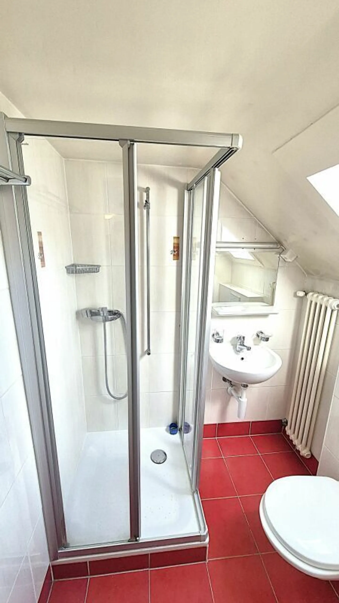 Lumineux appartement de 2 pièces au 3ème étage - Photo 2 sur 3