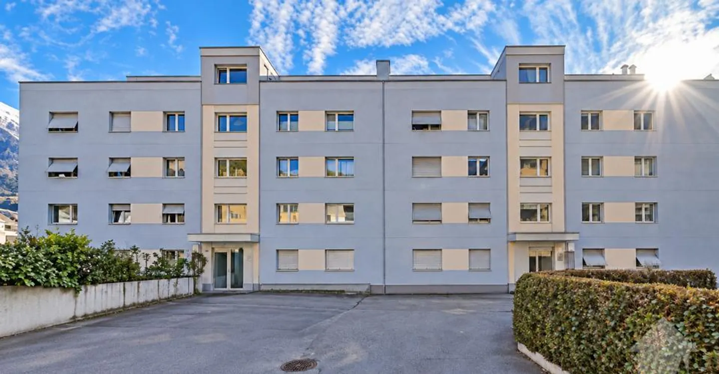 Fully renovated 5.5-room apartment - Photo 1 of 10