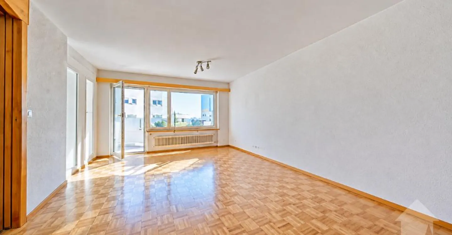 Fully renovated 5.5-room apartment - Photo 2 of 10