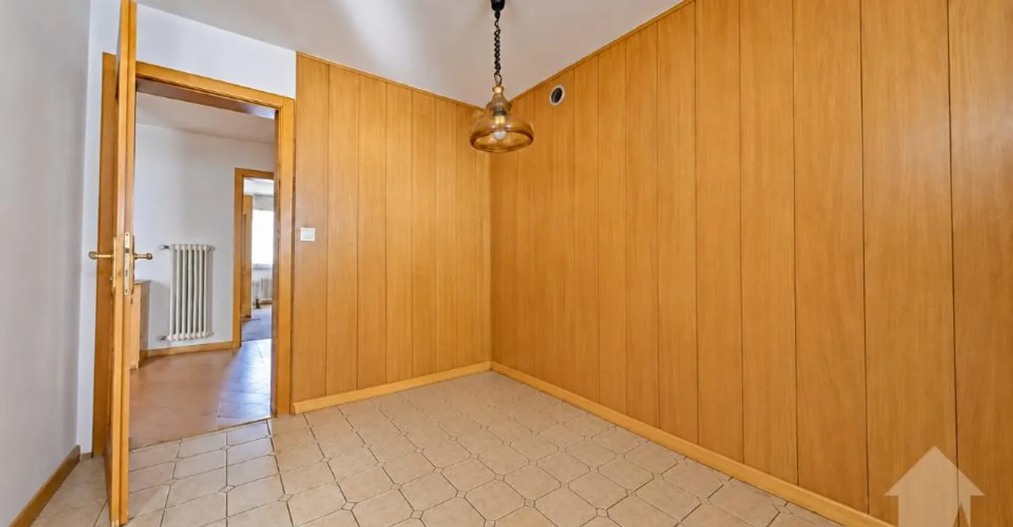 Fully renovated 5.5-room apartment - Photo 3 of 10