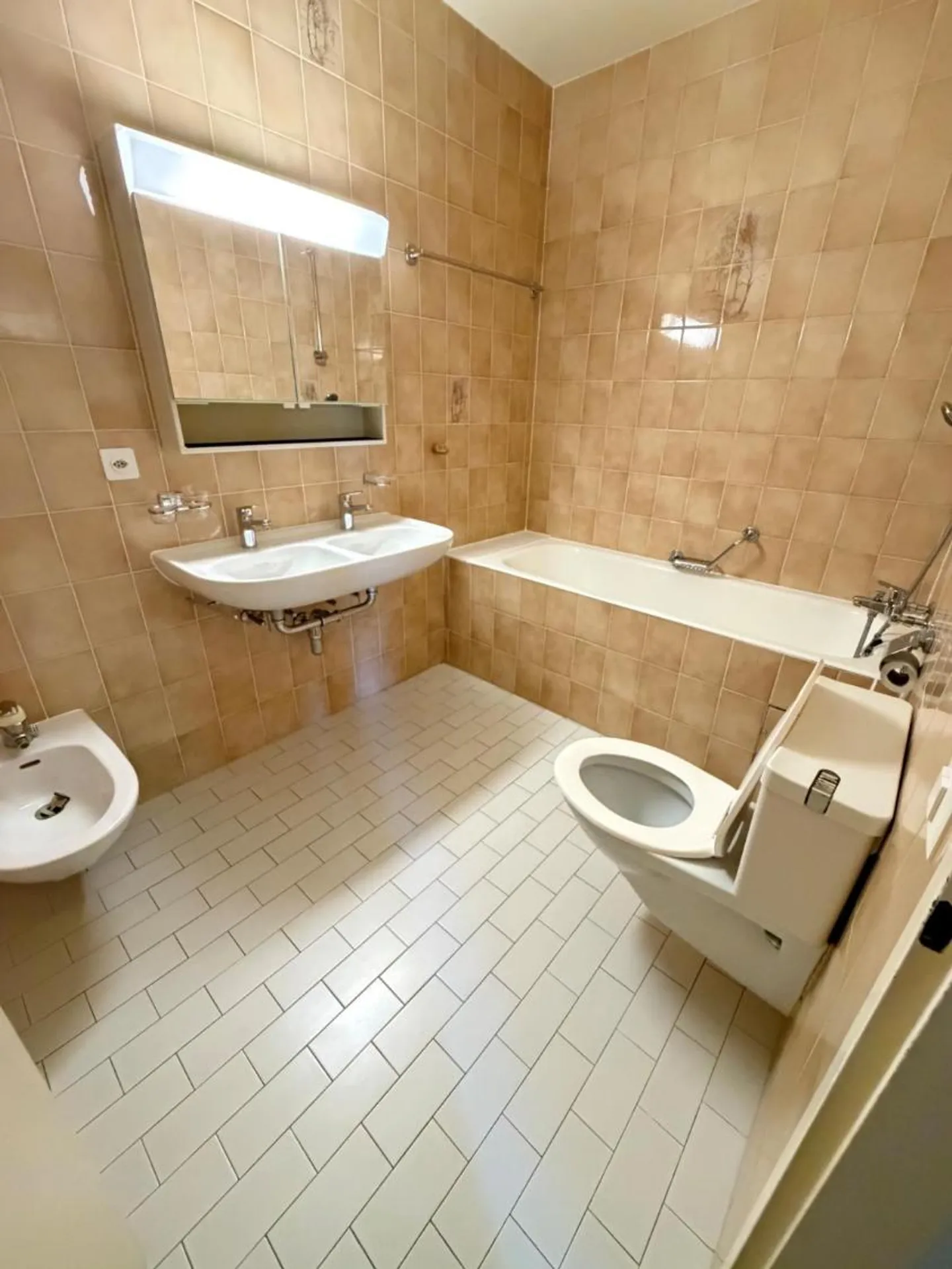 Dans le quartier des organisations internationales - Appartement spacieux de 5 pièces - Photo 5 sur 6