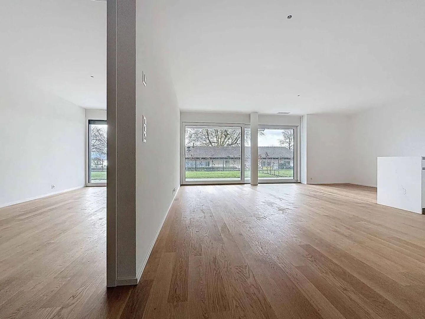 Magnifique appartement de 3,5 pièces avec terrasses couvertes, jardins et vue sur le lac - Photo 5 sur 13