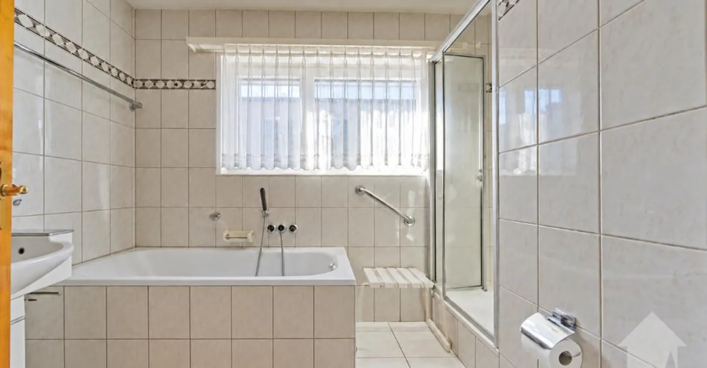 Fully renovated 5.5-room apartment - Photo 8 of 10