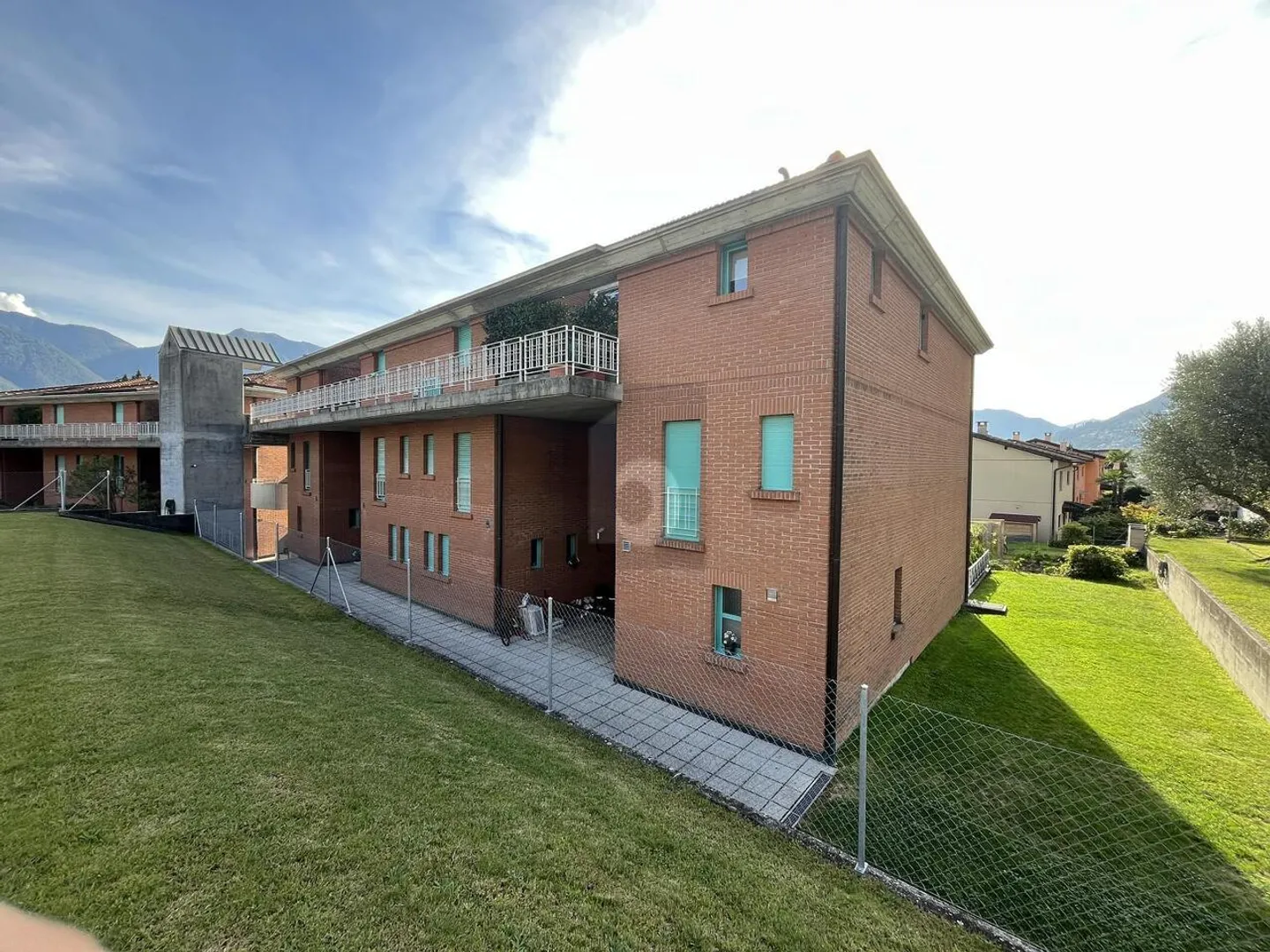 «UN SOGNO CON VISTA SUL LAGO ED UN BEL GIARDINO» - Foto 1 di 6