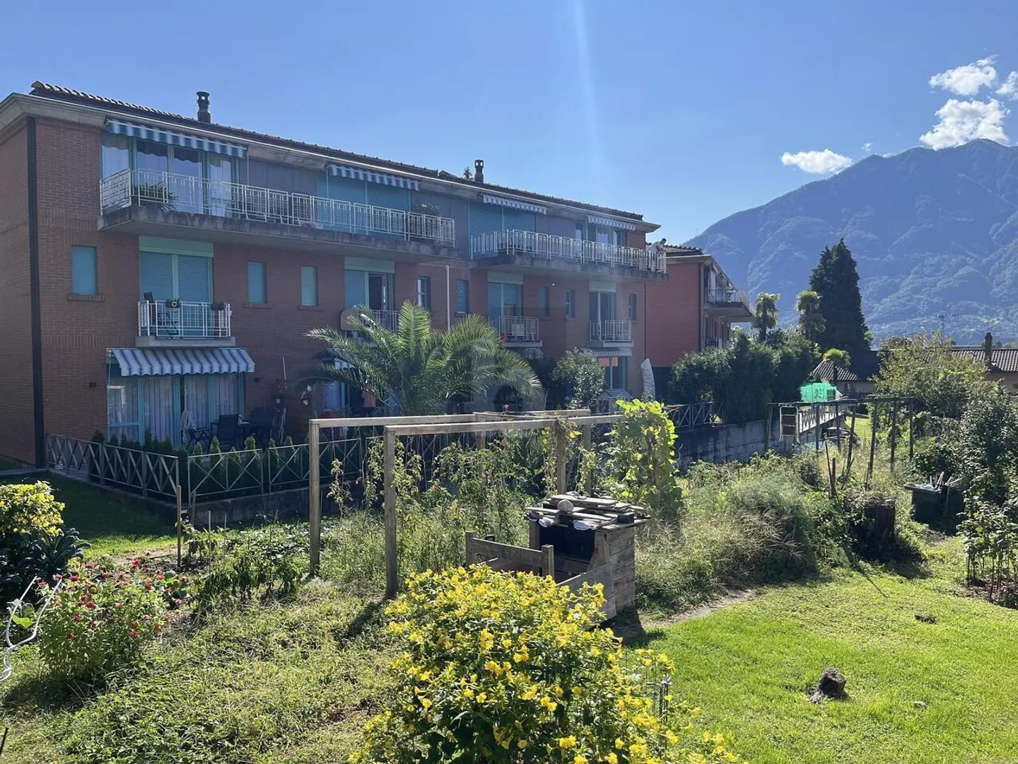 «UN SOGNO CON VISTA SUL LAGO ED UN BEL GIARDINO» - Foto 2 di 6