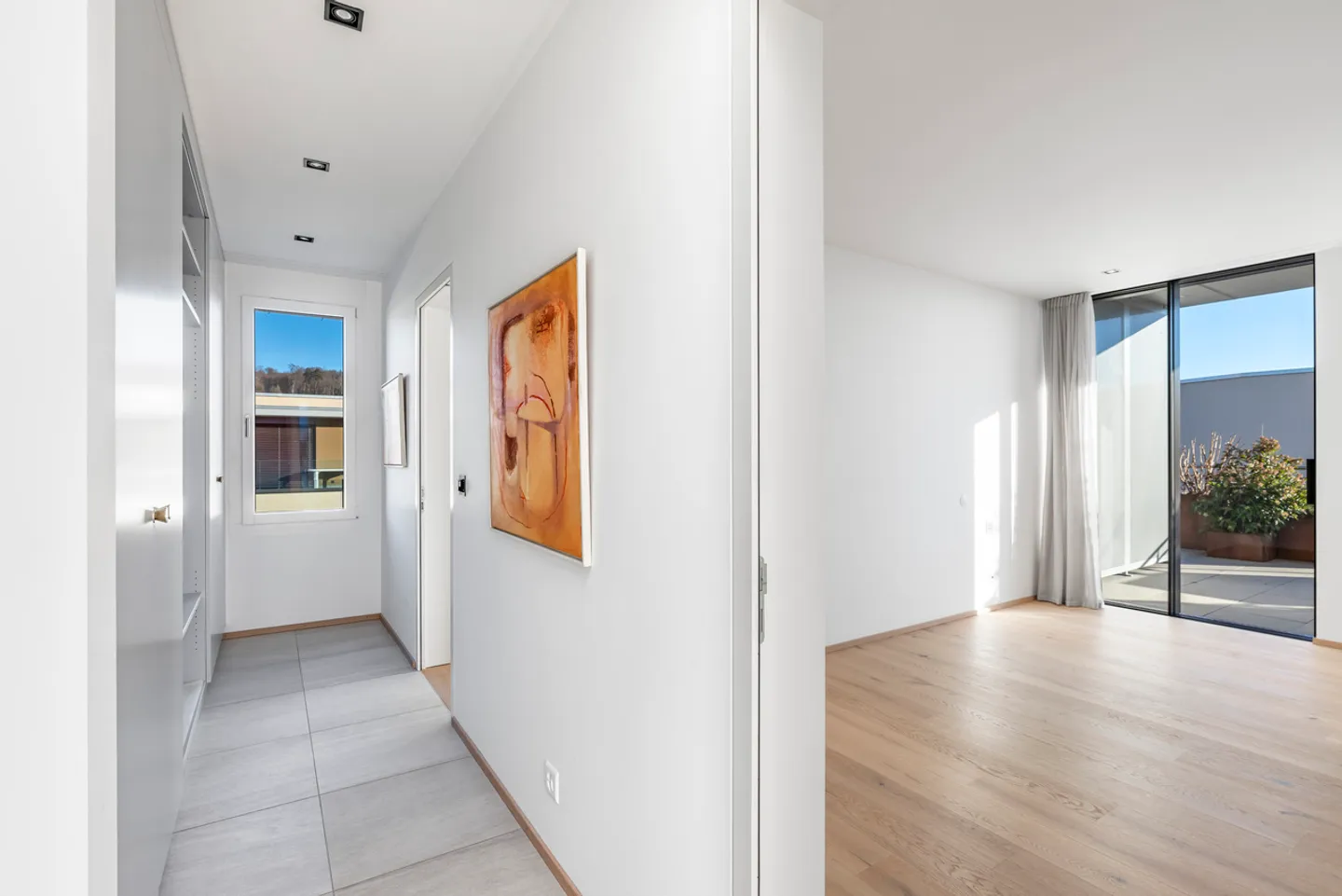 Dachgeschosswohnung mit großer Terrasse und Blick auf die Freiburger Alpen - Foto 8 von 13