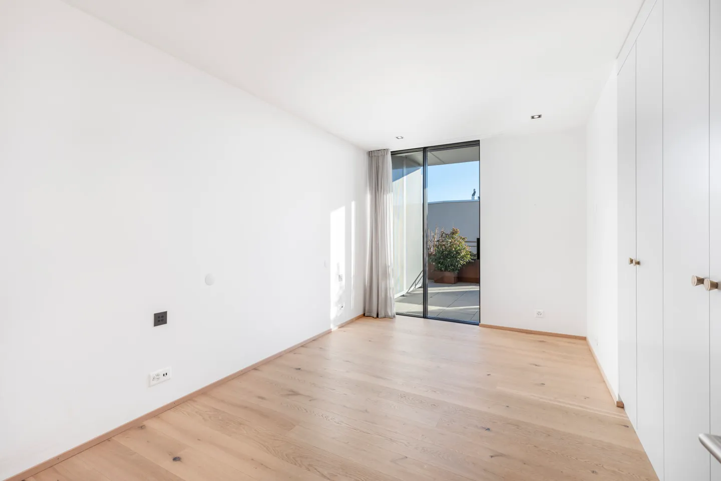 Dachgeschosswohnung mit großer Terrasse und Blick auf die Freiburger Alpen - Foto 5 von 13