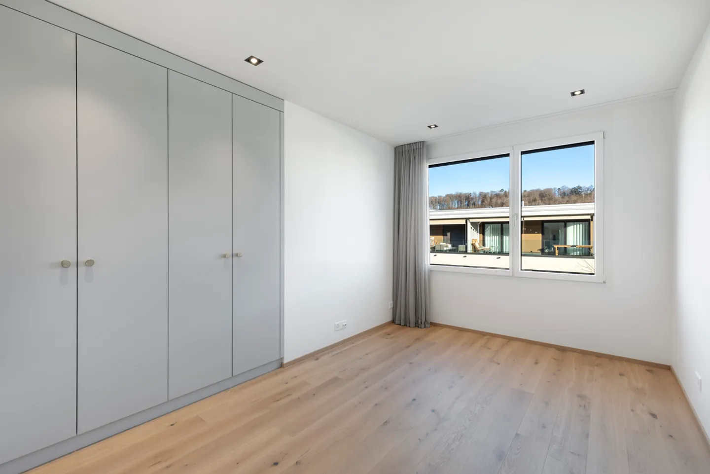 Dachgeschosswohnung mit großer Terrasse und Blick auf die Freiburger Alpen - Foto 11 von 13