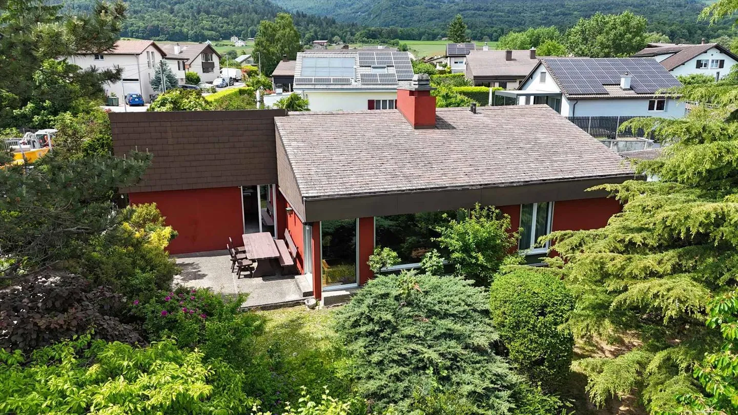 Detached house in the heart of Boudry - Photo 1 of 12